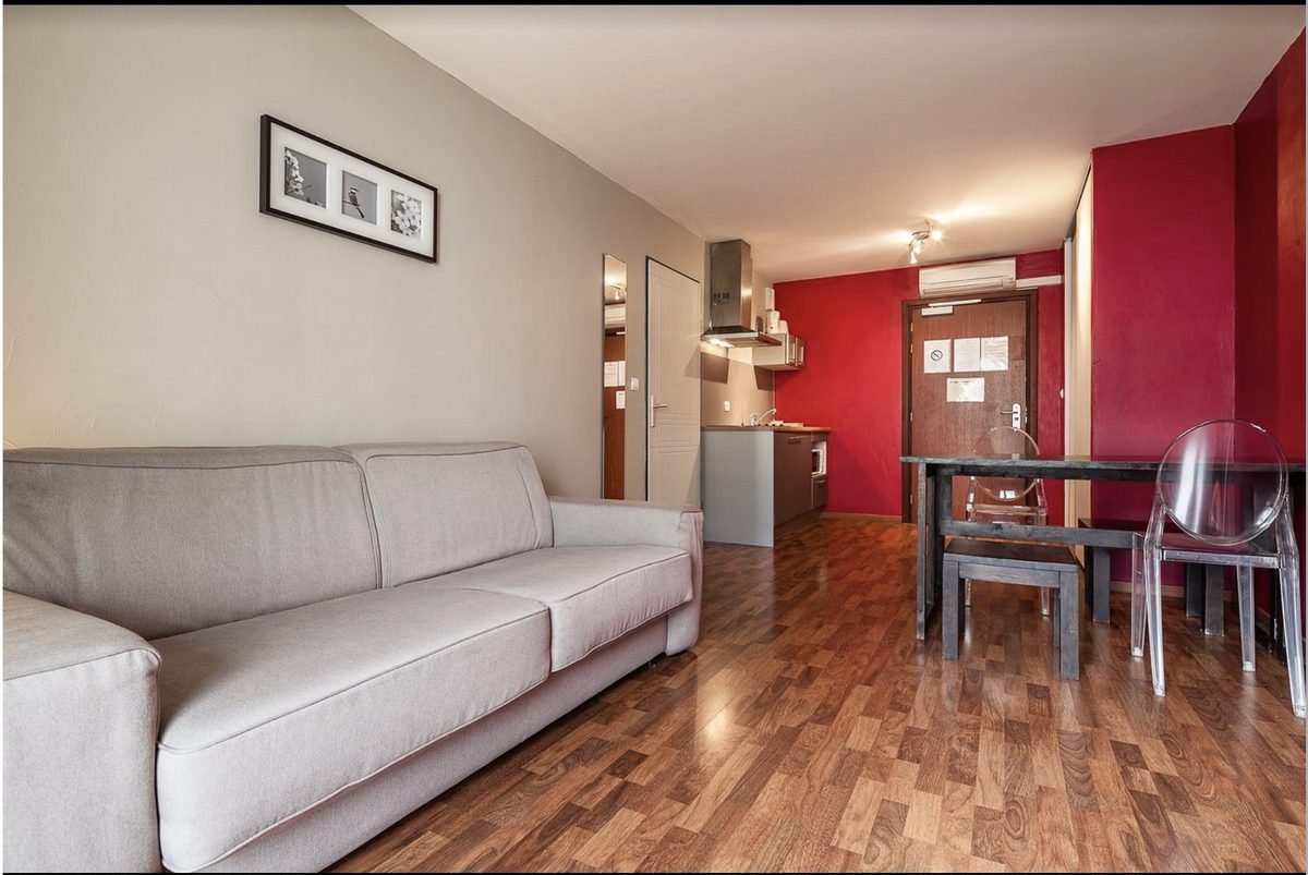 Séjour d'un appart'hôtel Élan : canapé, coin repas et cuisine équipée
