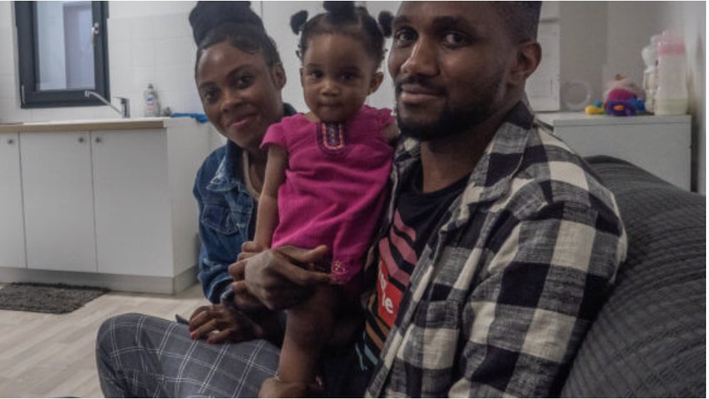 Famille hébergée dans une résidence Élan, assise dans le séjour de son logement